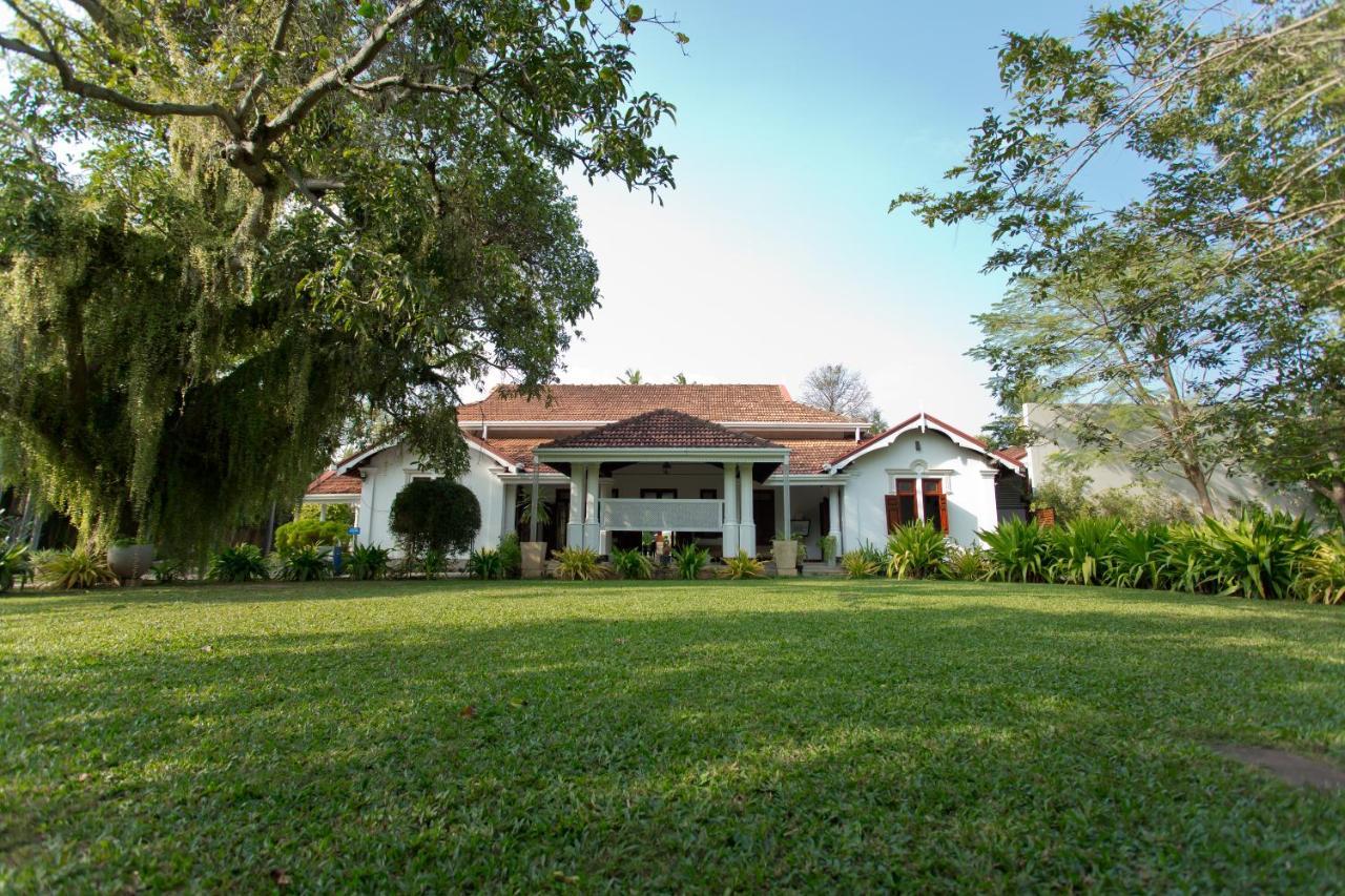 Hotel Swanee Grand à Negombo Extérieur photo