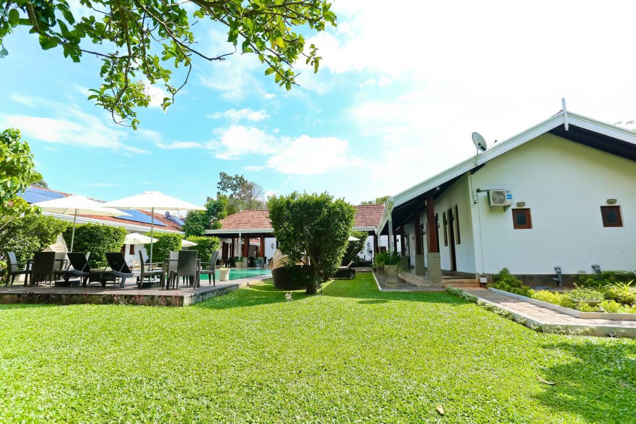 Hotel Swanee Grand à Negombo Extérieur photo