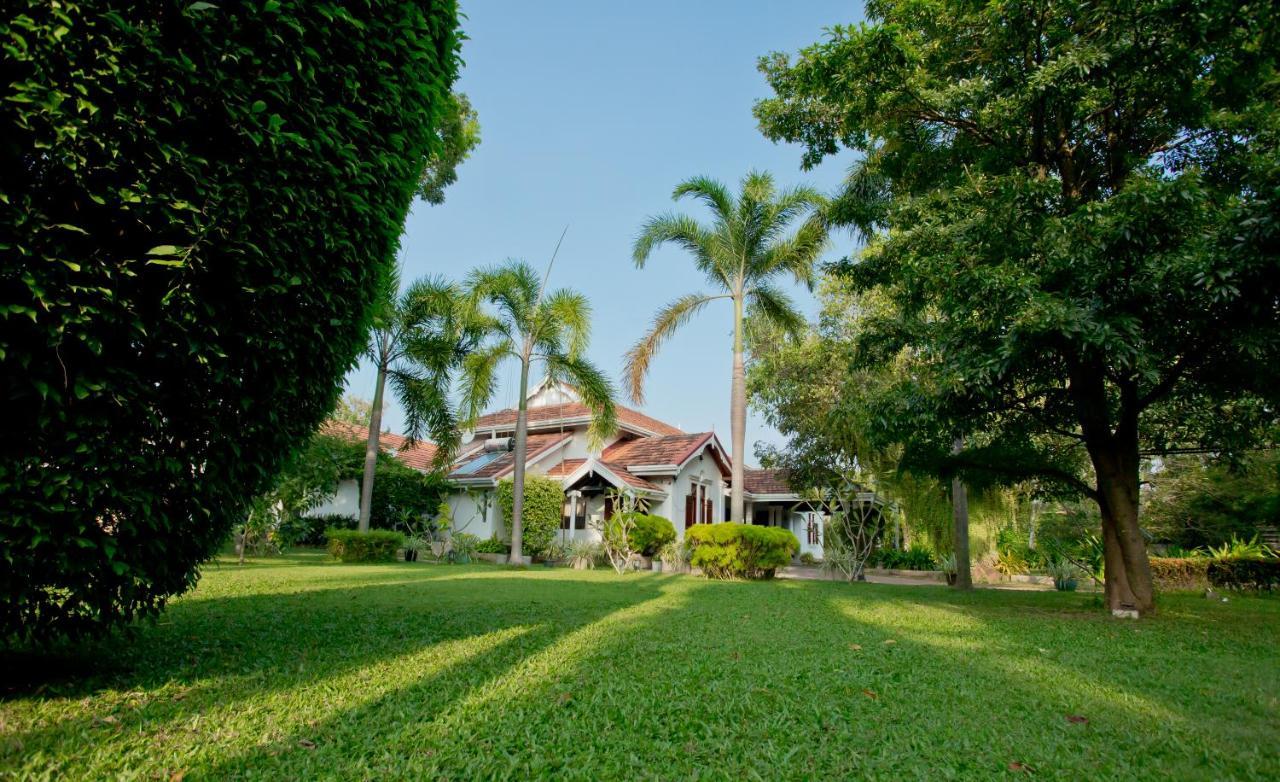Hotel Swanee Grand à Negombo Extérieur photo