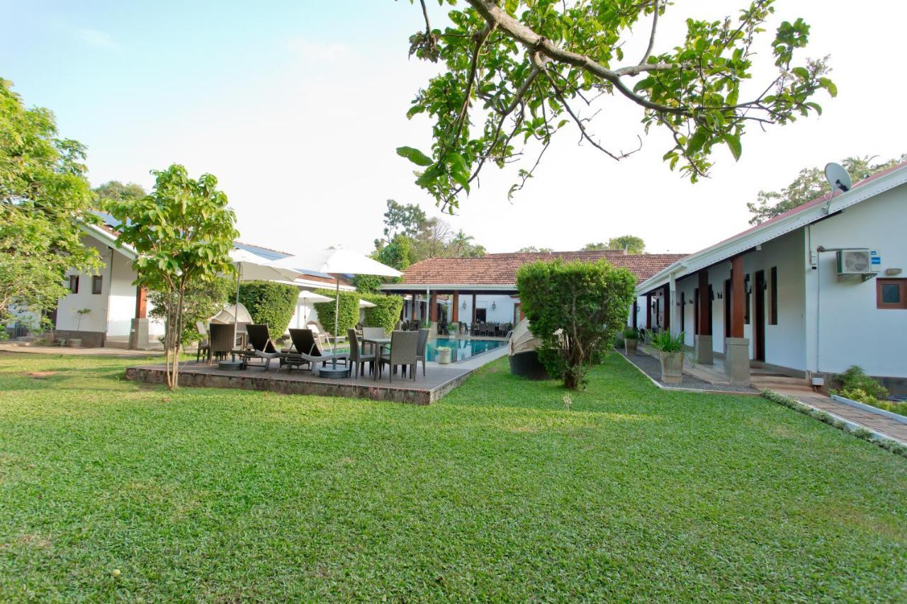 Hotel Swanee Grand à Negombo Extérieur photo