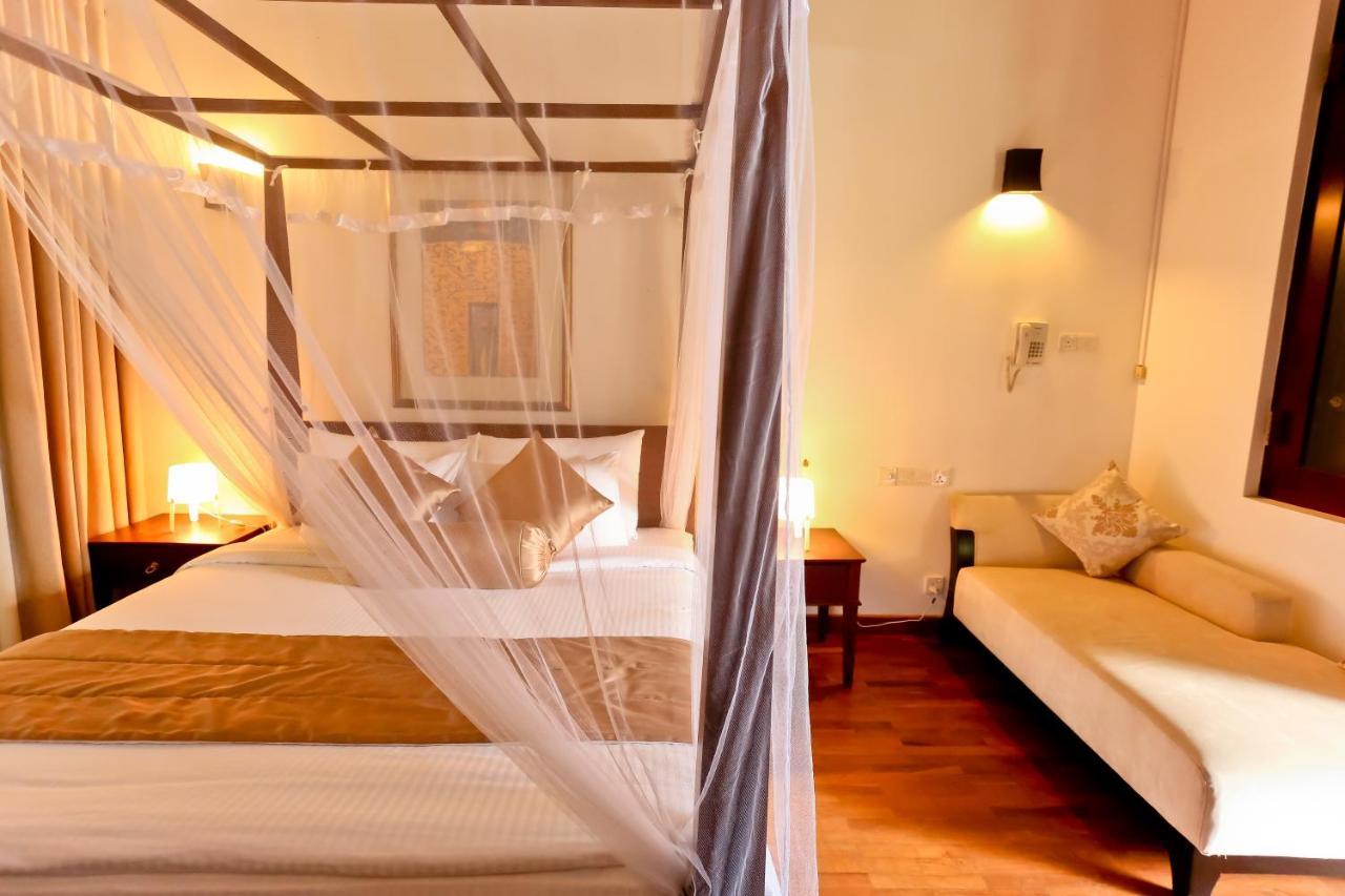 Hotel Swanee Grand à Negombo Extérieur photo