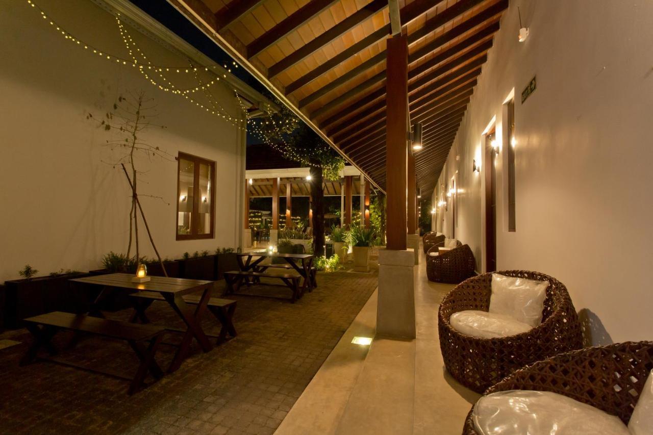 Hotel Swanee Grand à Negombo Extérieur photo
