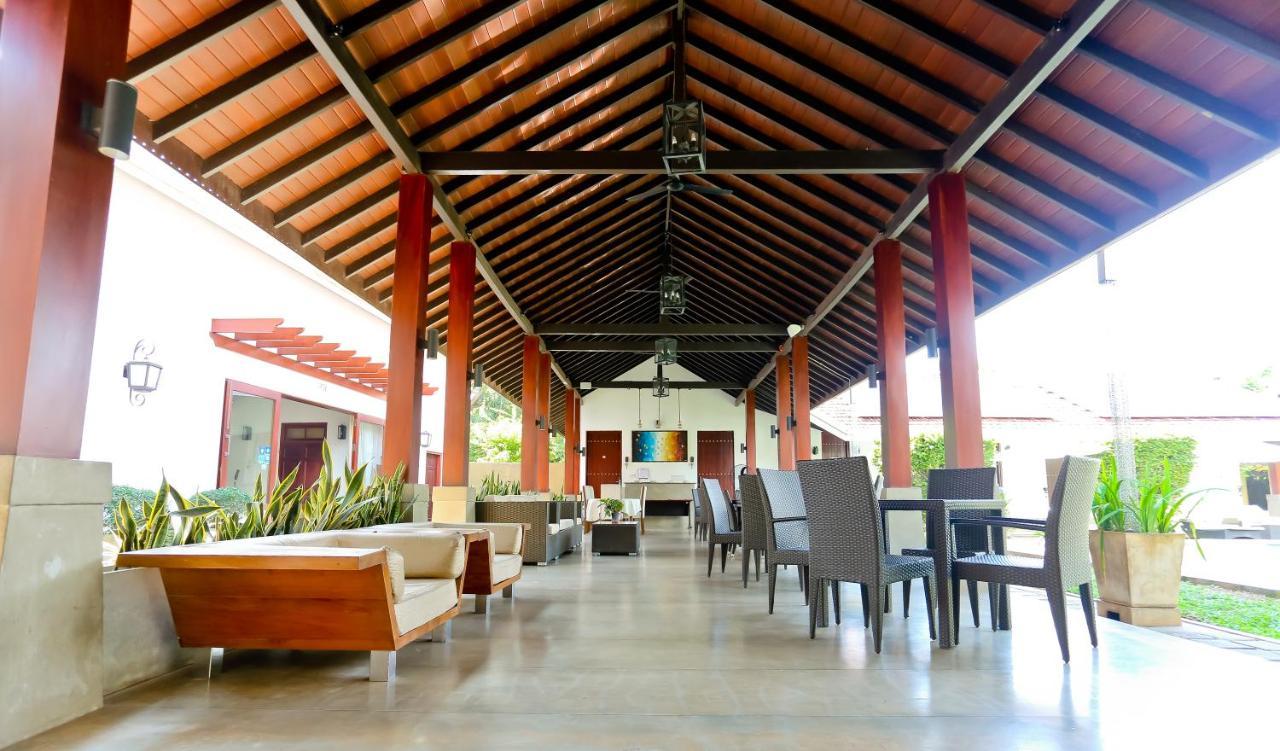 Hotel Swanee Grand à Negombo Extérieur photo