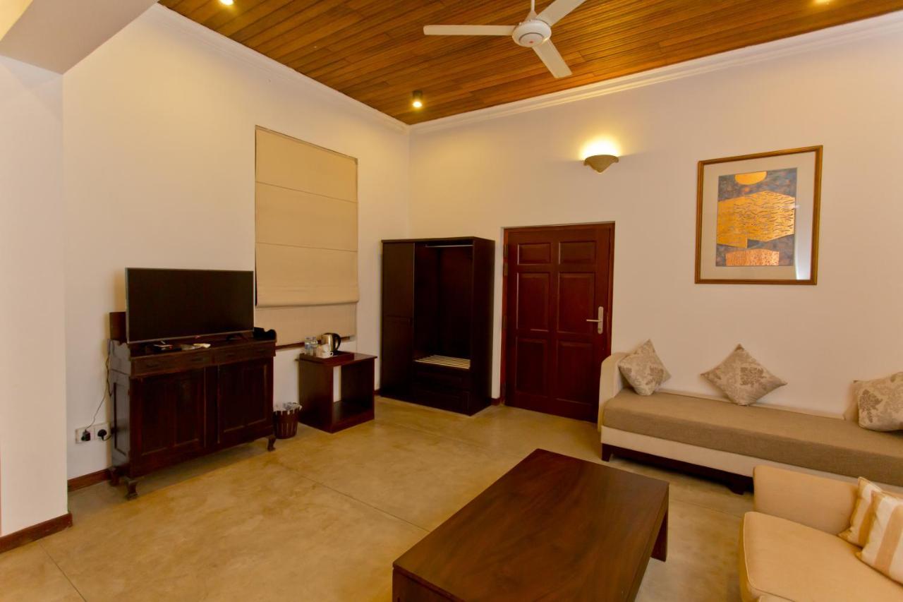 Hotel Swanee Grand à Negombo Extérieur photo