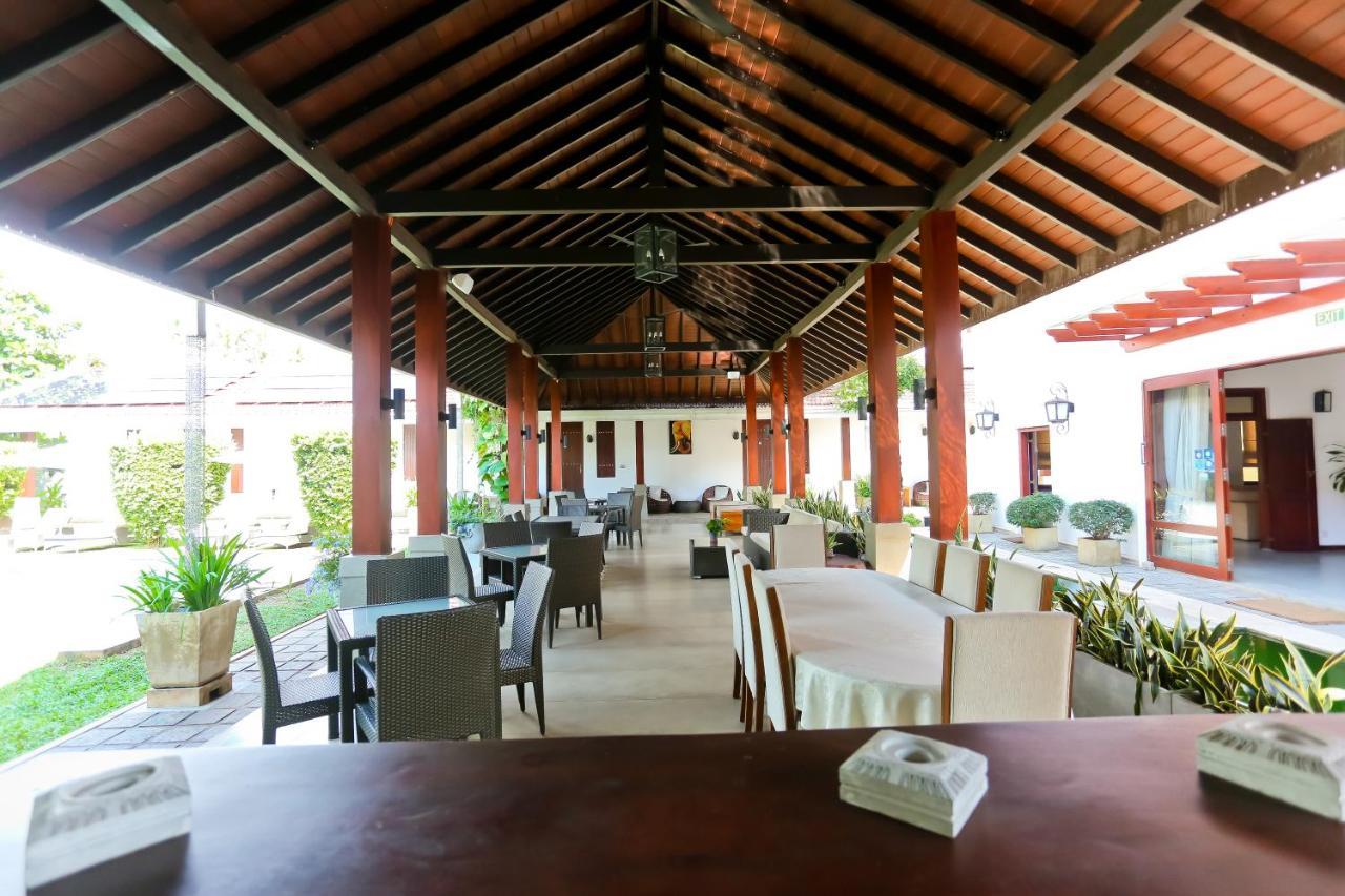 Hotel Swanee Grand à Negombo Extérieur photo