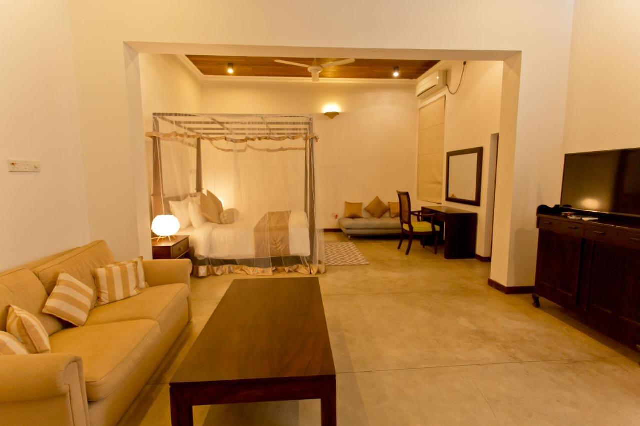 Hotel Swanee Grand à Negombo Extérieur photo