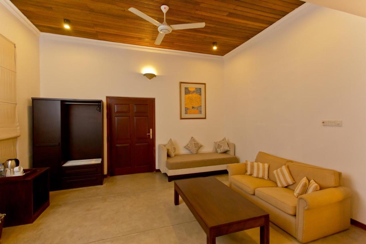 Hotel Swanee Grand à Negombo Extérieur photo