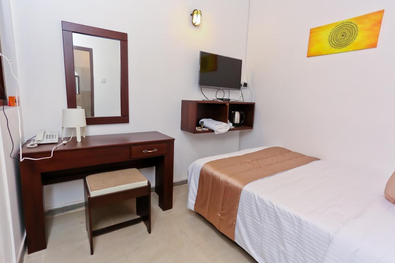 Hotel Swanee Grand à Negombo Extérieur photo