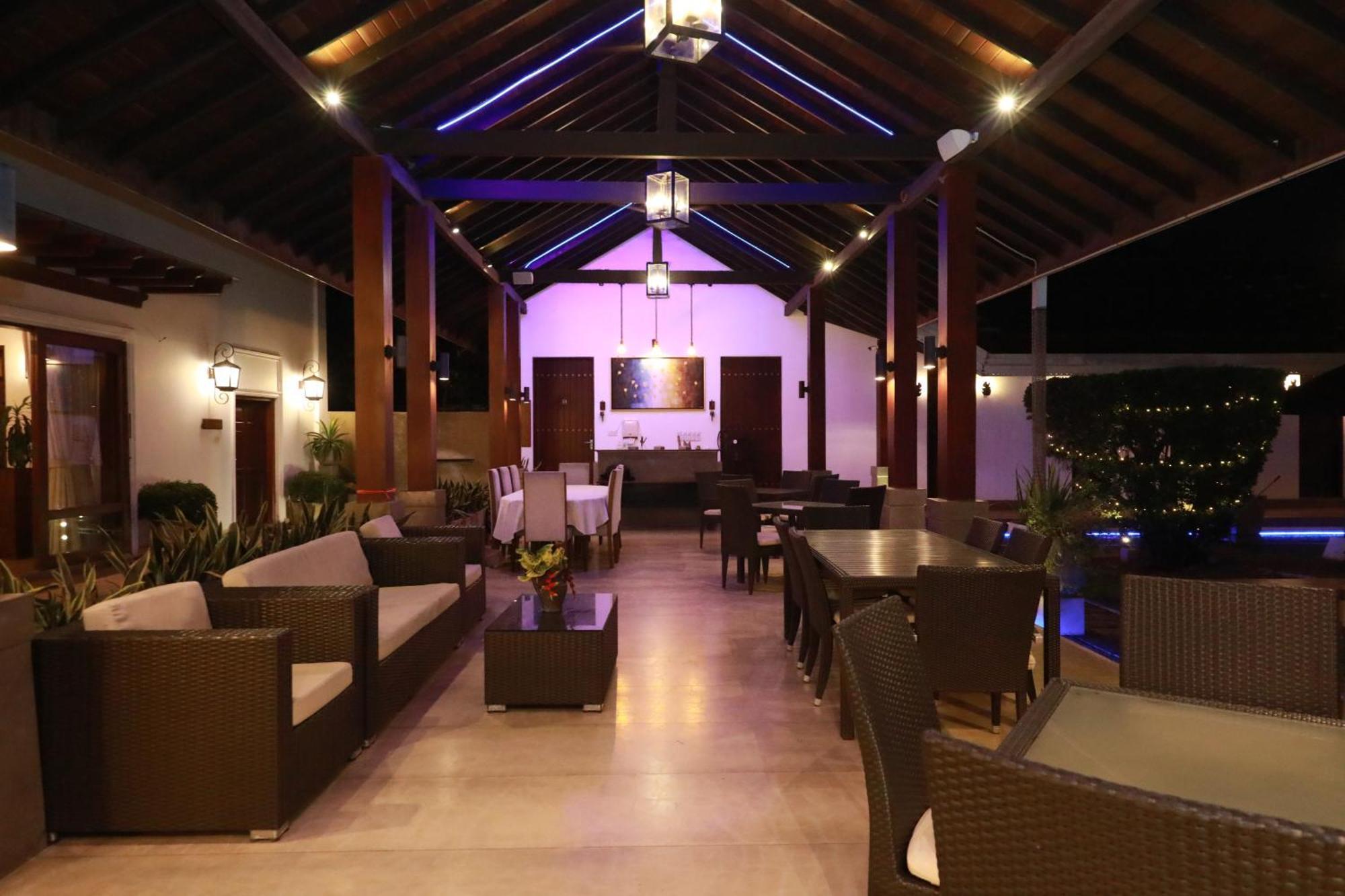 Hotel Swanee Grand à Negombo Extérieur photo