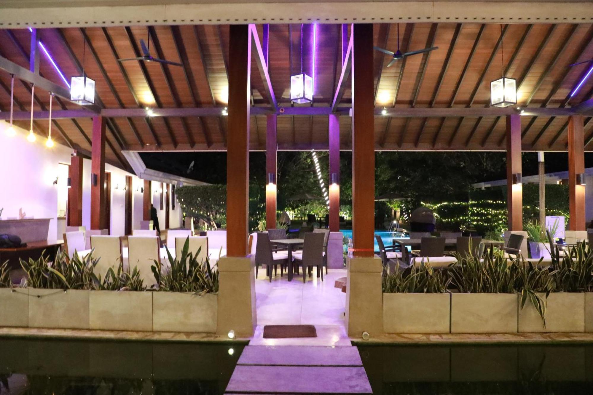 Hotel Swanee Grand à Negombo Extérieur photo