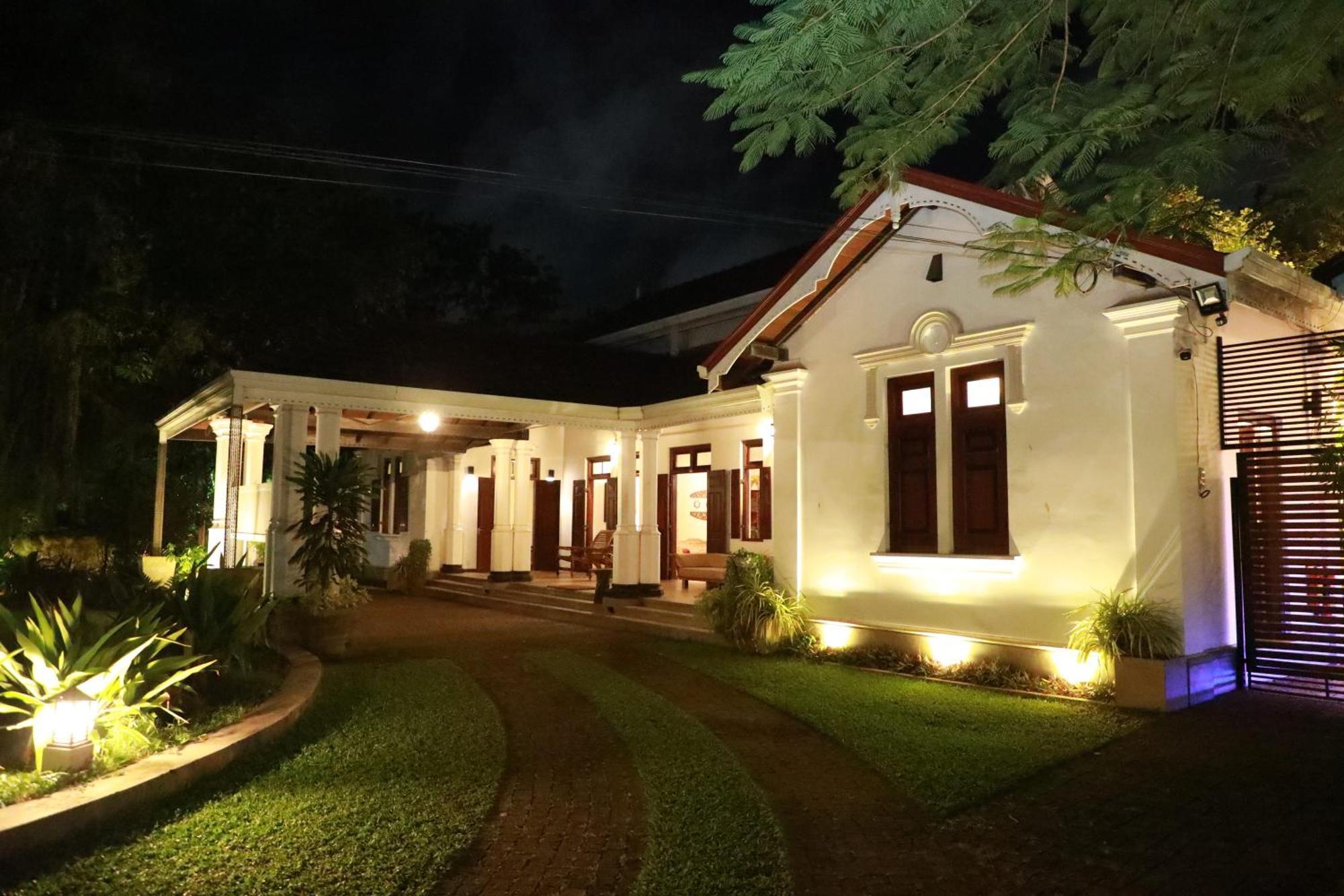Hotel Swanee Grand à Negombo Extérieur photo