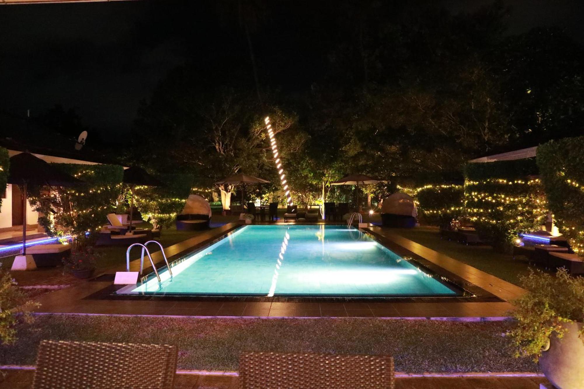 Hotel Swanee Grand à Negombo Extérieur photo