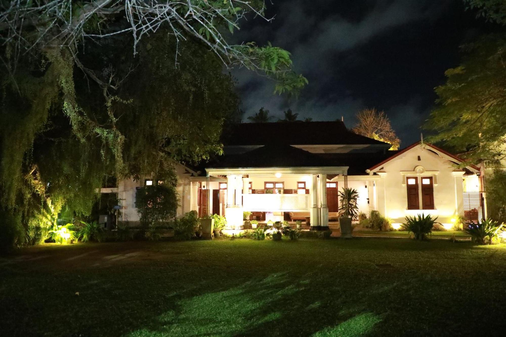 Hotel Swanee Grand à Negombo Extérieur photo