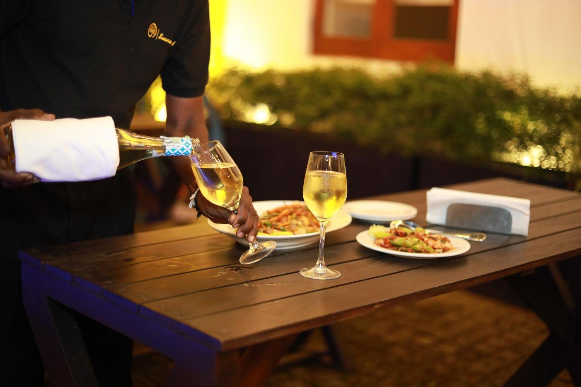 Hotel Swanee Grand à Negombo Extérieur photo