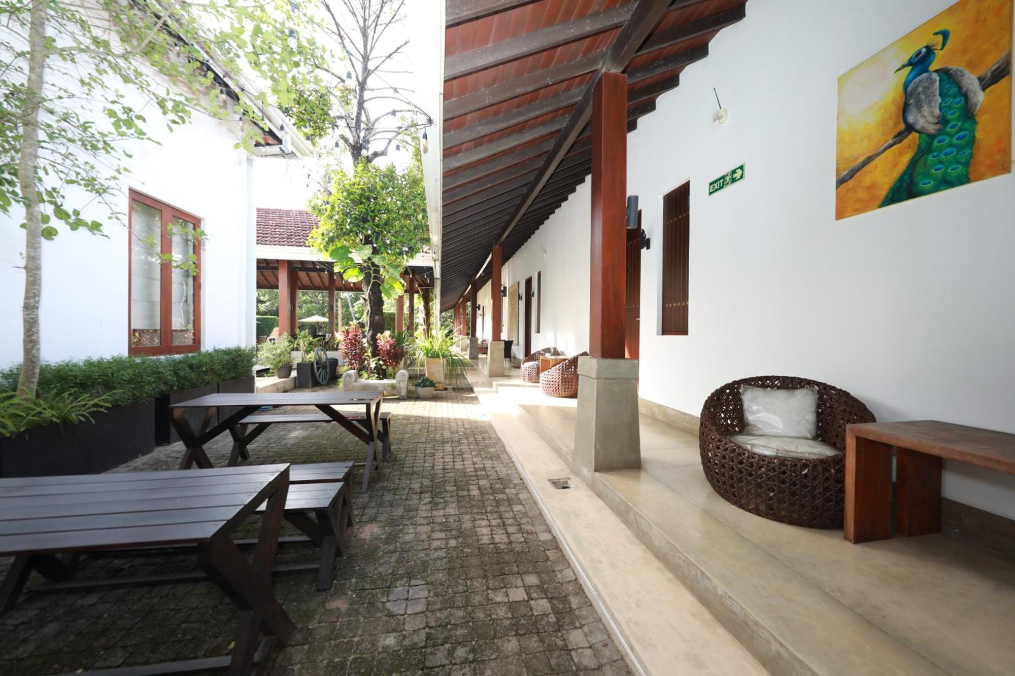 Hotel Swanee Grand à Negombo Extérieur photo