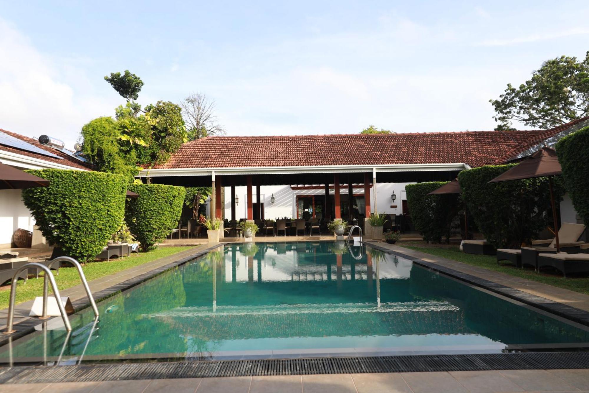 Hotel Swanee Grand à Negombo Extérieur photo