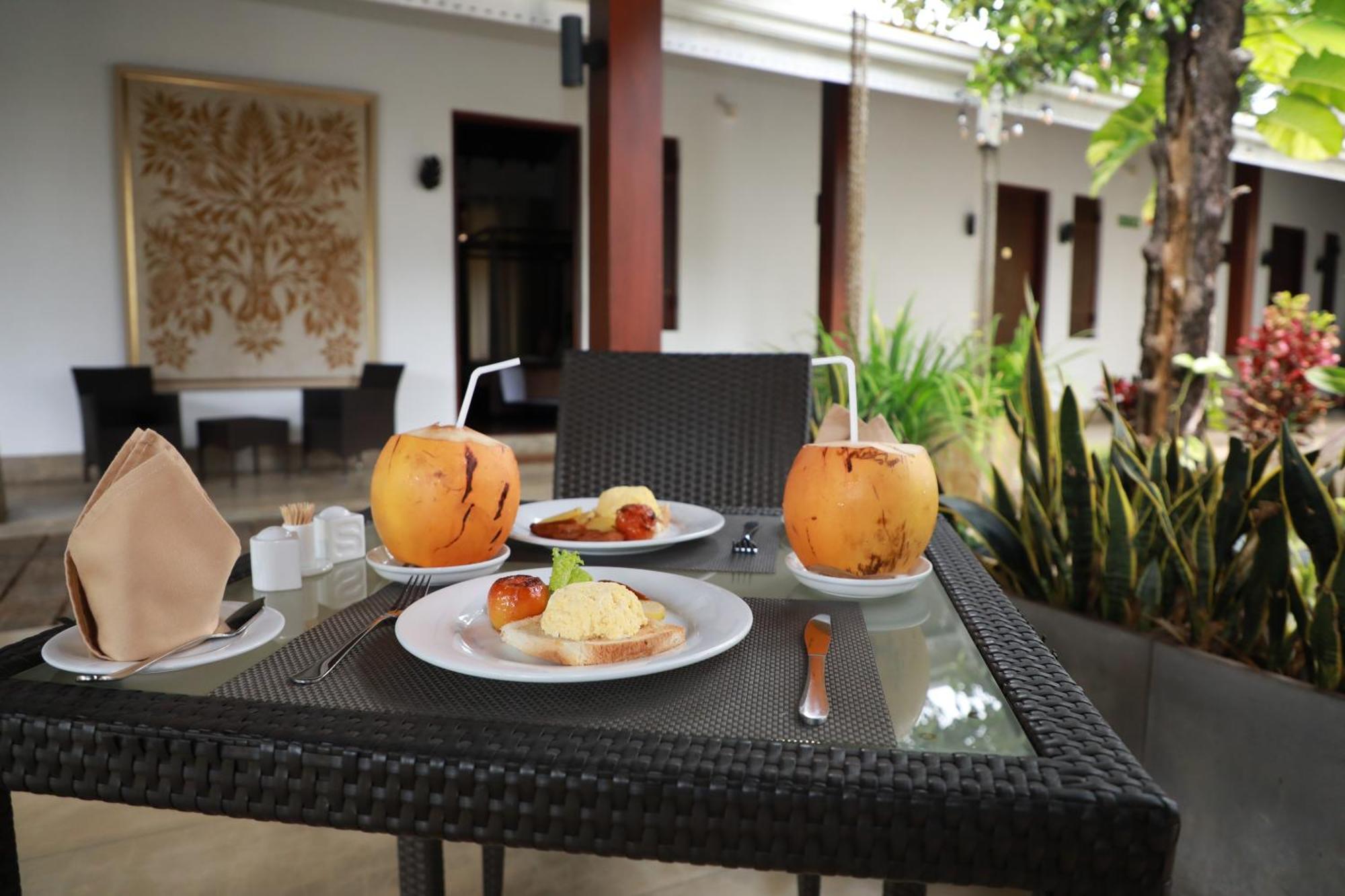 Hotel Swanee Grand à Negombo Extérieur photo
