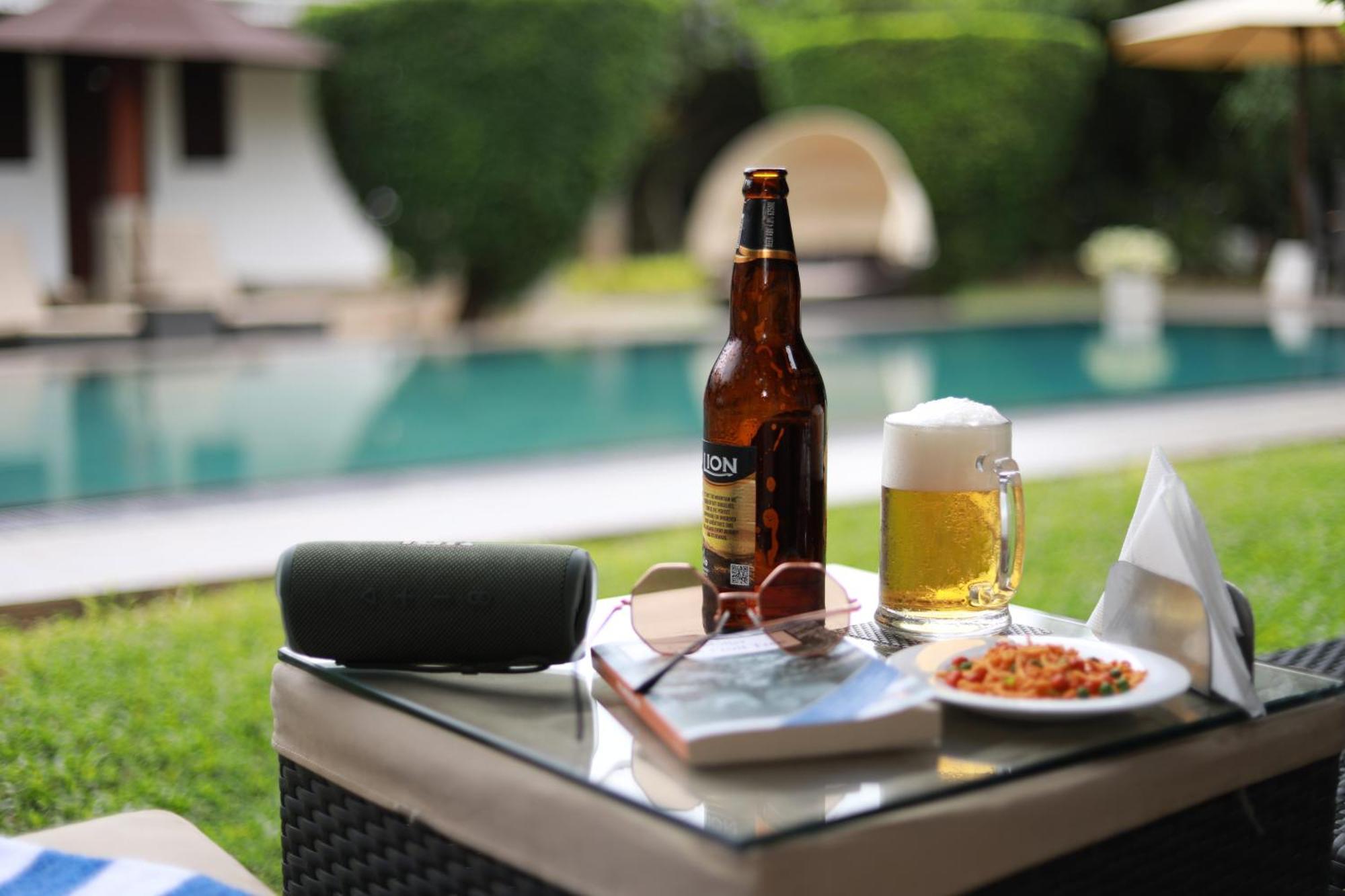 Hotel Swanee Grand à Negombo Extérieur photo